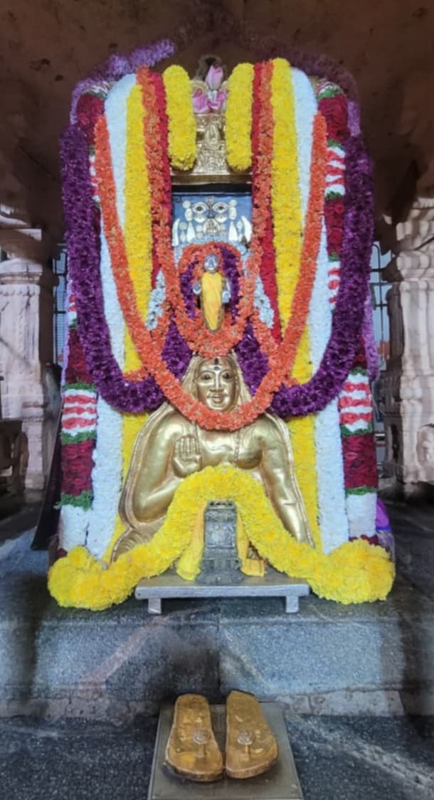 Jaggesh2's tweet photo. ಇಂದಿನ ರಾಯರ ಬೃಂದಾವನ ಅಲಂಕಾರ ದರ್ಶನ 🙏 https://t.co/hYcIXNGc9Y