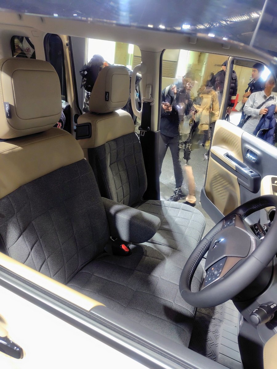 昨日、大阪モーターショー行ってました。いろいろ見ましたが、デリカミニに結構惹かれました。内装も外装もかわいい。犬もかわいい。