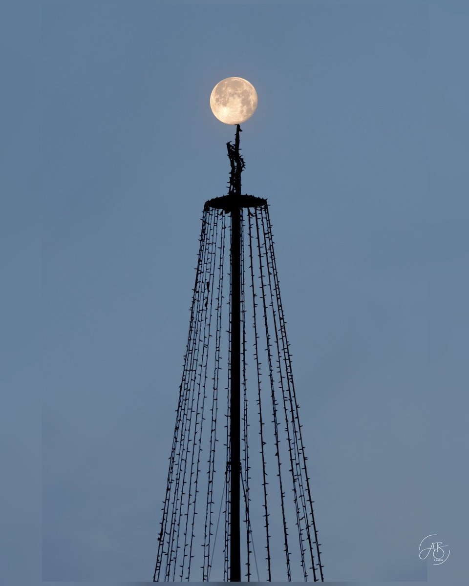 AnnBruen's tweet photo. The moon clocking in for its shift as the Omeath tree topper yesterday morning ๐
#omeath #decembermoon #treetopper https://t.co/vCTbCtEkOZ