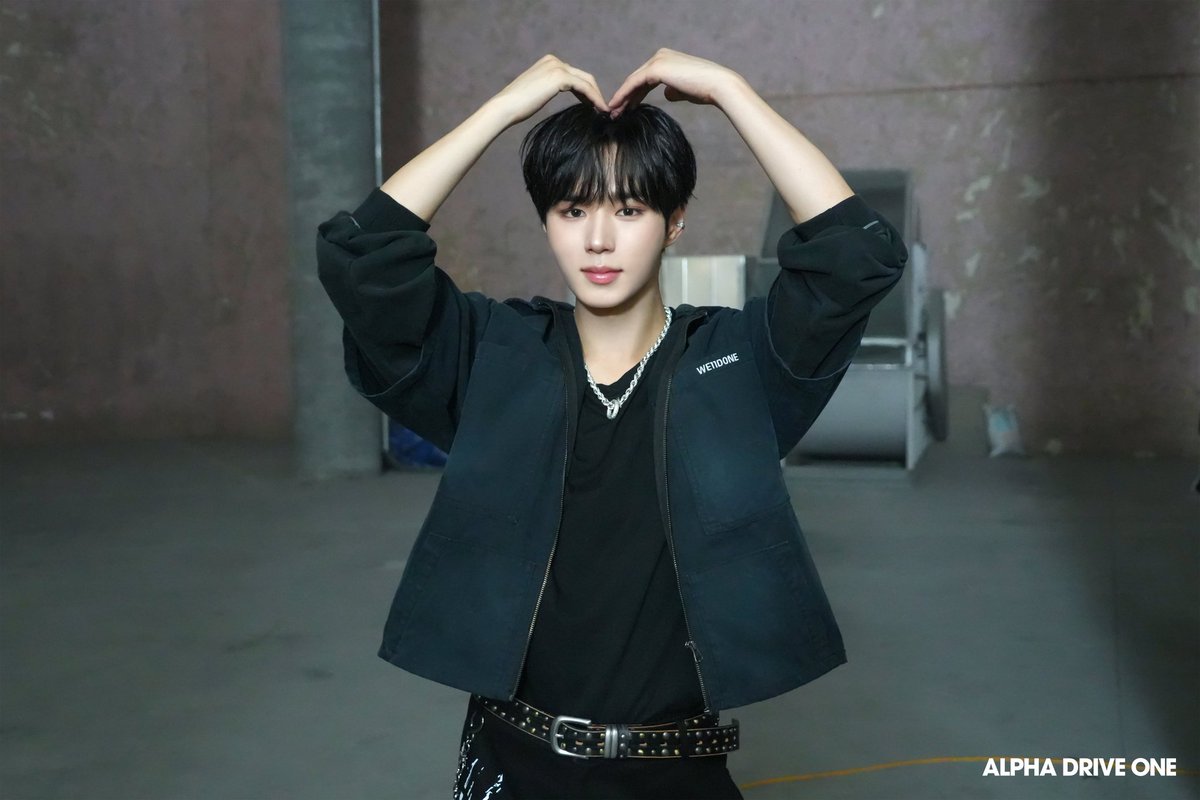 WEi ジュンソ ポラ WEi ジュンソ ポラ WEi ジュンソ ポラ W」からはじまるメンバーたち