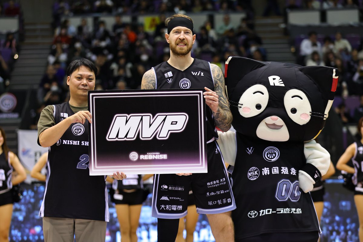 kg_rebnise's tweet photo. 本日のMVPは #2パトリック・アウダ 選手(@Czechmeeout )👏🔥

冠スポンサーの #南日本引越センター 代表取締役 古木清貴様よりMVP賞が贈られました👑

見逃し配信は #バスケットLIVE 📡
https://t.co/vHdapIkm2u

#鹿児島レブナイズ #Bリーグ https://t.co/D185sB4R5f