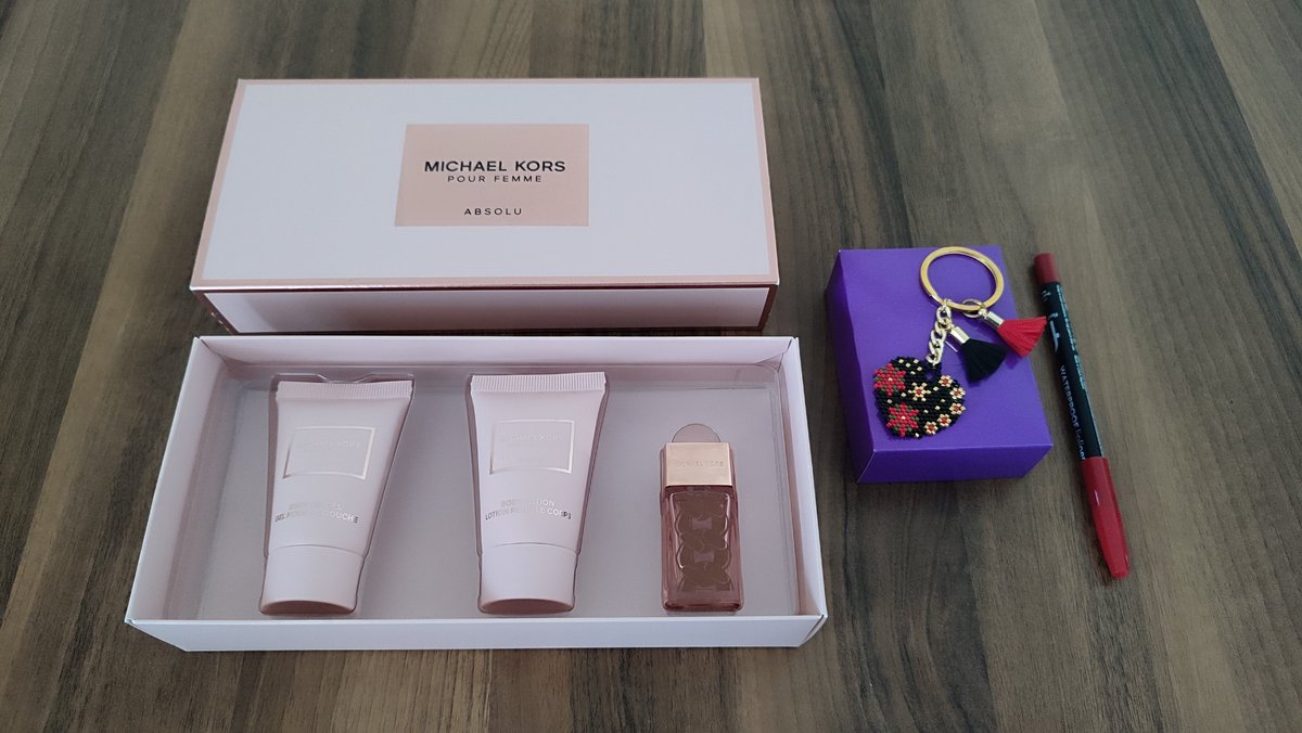 Şu hediyenin zarifliğine, içtenliğine bakar mısınız ?😍

Benim gibi süslü bir arkadaşa ,nasıl hediye alınır bilen arkadaşlarım var .😂🥰 

Günümü güzelleştiren güzelliklerim, çok mutluyum😊🤭

#mutlupazarlar 😊