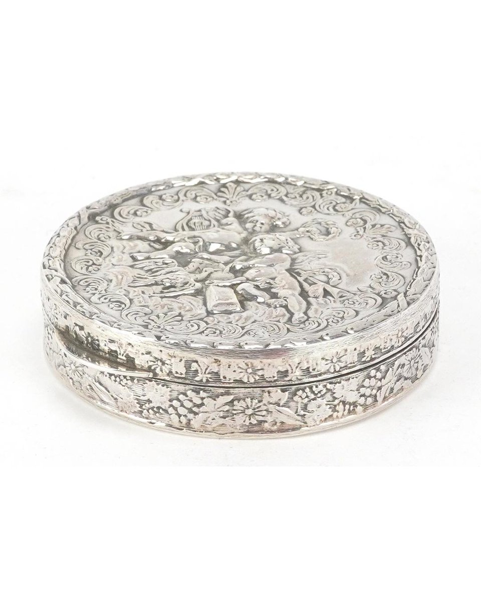 eastbourneauct's tweet image. Experience the thrill of the bid at our 10th Dec Antiques, Collectables, and Jewellery Auction!

Lot No 52 is a silver circular snuff box embossed with Putti, London import marks 1976.

Register to Bid here: tinyurl.com/EBChristmas2025

#eastbourneauctions #silversnuffbox
