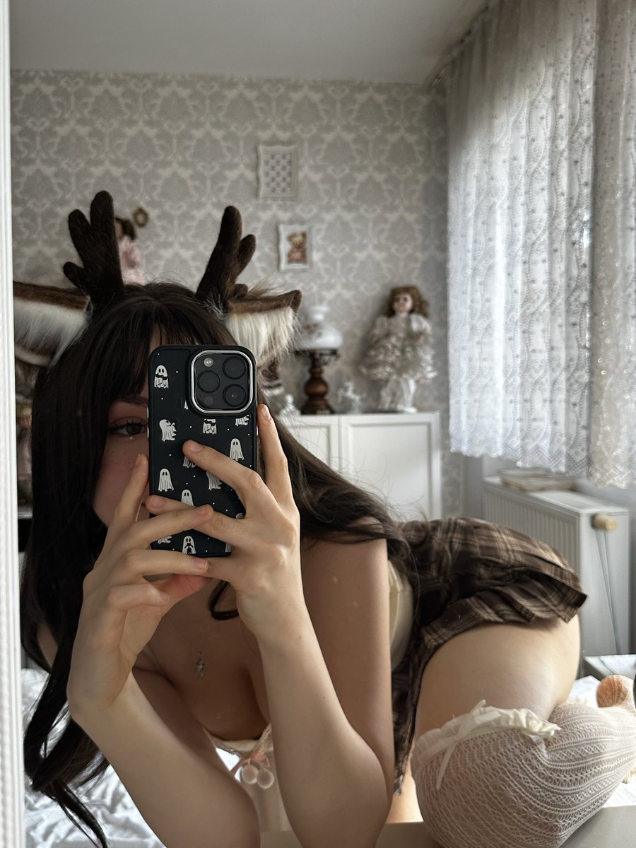 Oups ..Anscheinend ist dem Weihnachtsmann ein Rentier entwischt und jetzt hüpft's hier auf deinem Feed herum..✨🦌🤎