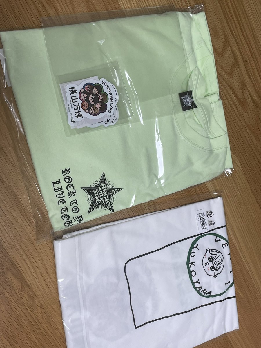 横山くんのロックスターTシャツと、横山万博ステッカー、ベンTシャツ