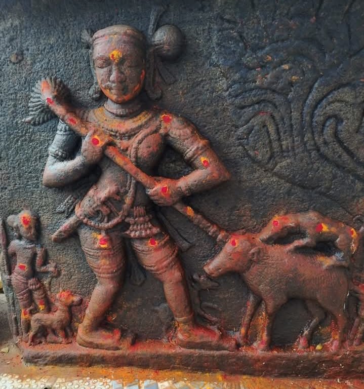 ಹಂದಿಬೇಟೆಯ ವೀರಗಲ್ಲು‌ - ಕುನಗಳ್ಳಿ, ಕೊಳ್ಳೇಗಾಲ.

ಇದು ಬಹುಶಹ ಕಾಡುಹಂದಿ ಆಗಿರಬೇಕು.

ಹಂದಿಯನ್ನು ಬೇಟೆಯಾಡುವುದು ಮತ್ತು ತಿನ್ನುವುದು ಕನ್ನಡಿಗರ ಚರಿತ್ರೆಯಲ್ಲಿ ತುಂಬಾ ಹಿಂದಿನಿಂದಲೂ ಗುರುತಿಸಲ್ಪಟ್ಟಿದೆ.

#ಕನ್ನಡಿಗರ_ಹಿನ್ನಡವಳಿ