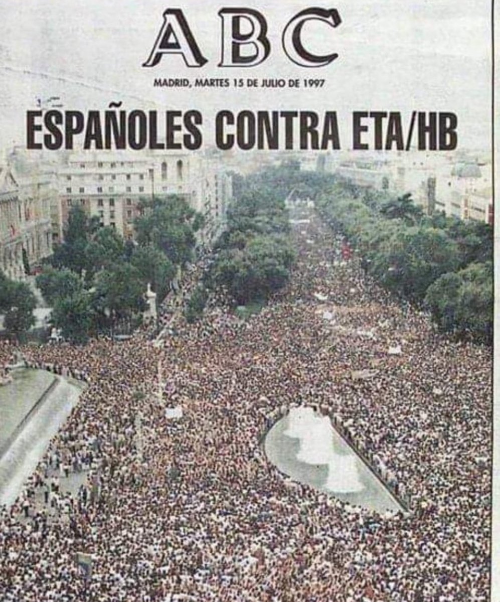 Españoles manifestándose contra los pacifistas de los que habla Inés Hernand