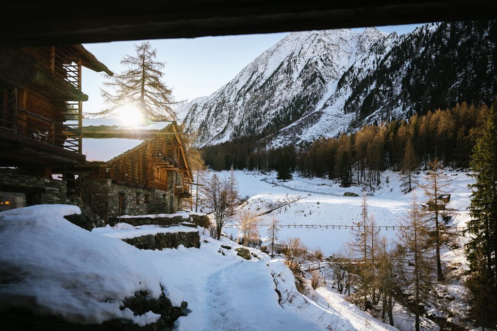 Snow-dusted pines, log-cabin charm, and alpine silence — welcome to Hôtellerie de Mascognaz ❄️🏔️ Cosy cabins, frosted forests and the calm of the mountains make this winter escape feel like a world apart ✨ 

buff.ly/t9ARnN1
