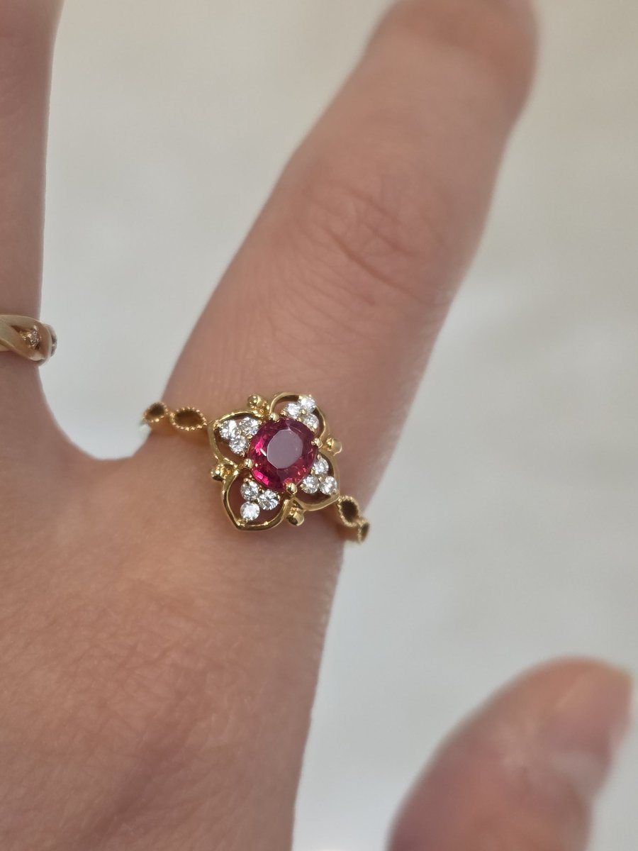 새로들인 예쁜이😘 
마헨게 스피넬이라는데 빛이랑 색이 제다이느낌인데다가 가격도 너무 착해서 달려갔는데...
까먹고 사이즈도 안여쭤봤는데 내사이즈였다...이건 내거라는 뜻...?
셀프 생일선물~~🥳