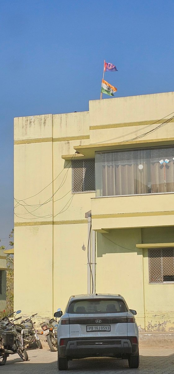 MajDPSingh's tweet image. @nitin_gadkari sir,

Pls see this picture. @NHAI_Official office building, next to toll plaza Bachhwan, has a flag hoisting atop. 

Why have they given more respect to another flag above 🇮🇳

Can anyone tell which is this flag ?