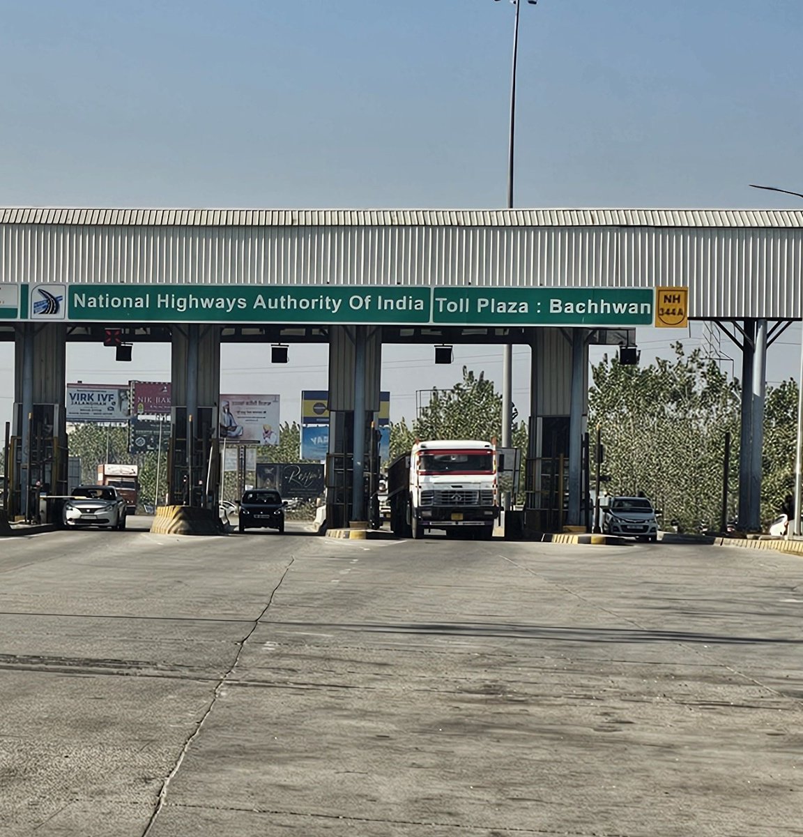 MajDPSingh's tweet image. @nitin_gadkari sir,

Pls see this picture. @NHAI_Official office building, next to toll plaza Bachhwan, has a flag hoisting atop. 

Why have they given more respect to another flag above 🇮🇳

Can anyone tell which is this flag ?