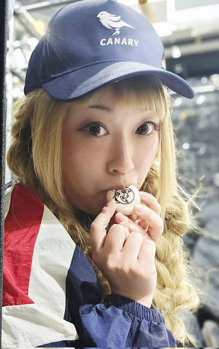 당떨어져서 창고에서 마카롱 먹는 중! 
마카롱이 귀엽다 
#카운터사이드