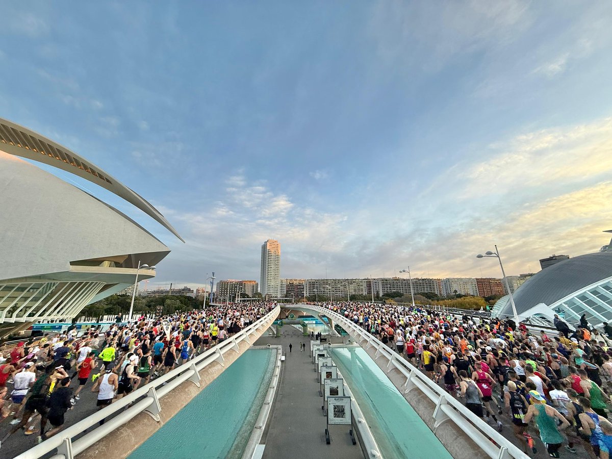 mjosecatala's tweet image. Arranca la #42KValencia, una de las grandes citas del atletismo mundial. 

36.000 corredores de 150 países llenan nuestras calles en la edición más internacional del @maratonvalencia.

Gracias infinitas a voluntarios y a los cuerpos de seguridad y emergencias que hacen posible