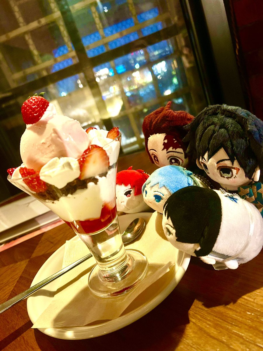 🍓のパフェに興味津々なご様子