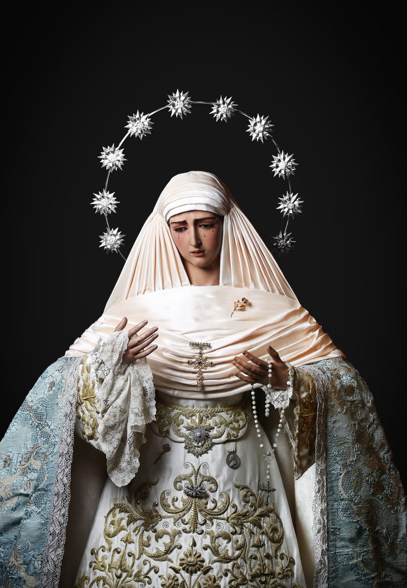 HdadHiniesta's tweet photo. 💙 LA VIRGEN DE LA HINIESTA DOLOROSA EN EL TIEMPO DE ADVIENTO Y PARA LA SOLEMNIDAD DE LA INMACULADA CONCEPCIÓN |

🪡 En este nuevo tiempo litúrgico de adviento, en el que esperamos  con impaciencia el nacimiento del Divino Redentor y para la Solemnidad de la Inmaculada Concepción, María Santísima de la Hiniesta Dolorosa viste manto de espolín realizado y donado por los talleres de Carrasquilla, saya de raso bordada en oro donada por el grupo de hermanas del Ropero de la Virgen y realizada por José Ramón Paleteiro, pañuelo de encaje Bruselas y punto de aguja; como estreno luce tocado de seda natural italiana donado por el grupo de priostía.

✨️ Como ornameto de joyería luce Medalla Pontificia conmemorativa del centenario Dogma de la Purísima Concepción de María de 1954, rosario de plata y nácar donado por https://t.co/YyoN2KiwuAña María Eloísa Peña, rosa de oro, cruz de zafiro y plata sobredorada donada por la Coral Polifónica Virgen de la Hiniesta, broche plata y piedra aguamarina donada por https://t.co/YyoN2KiwuAña Macarena Muñoz, varita de plata sobredorada de la Hermandad de la O con motivo del Año Jubilar de la Esperanza, broche de plata de sol donado por los devotos Sánchez Soto y broche con su nombre en plata sobredorada. Remata el conjunto su aro de estrellas de plata.

🕯Santísima Virgen de la Hiniesta ruega por todos los hermanos y devotos de nuestra Hermandad. 

📷 @alejruesga07 

#SoydelaHiniesta 
#LaEstrellaSublime