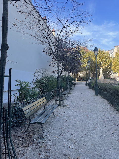 Paris_all_about's tweet image. A calm corner of Montmartre at Square Suzanne Buisson, where the trees shelter a quiet bench and the city slows for a moment.
#Paris #Montmartre #ParisParks #ParisLife #ParisPhoto #AboutParis #MonBancDominical