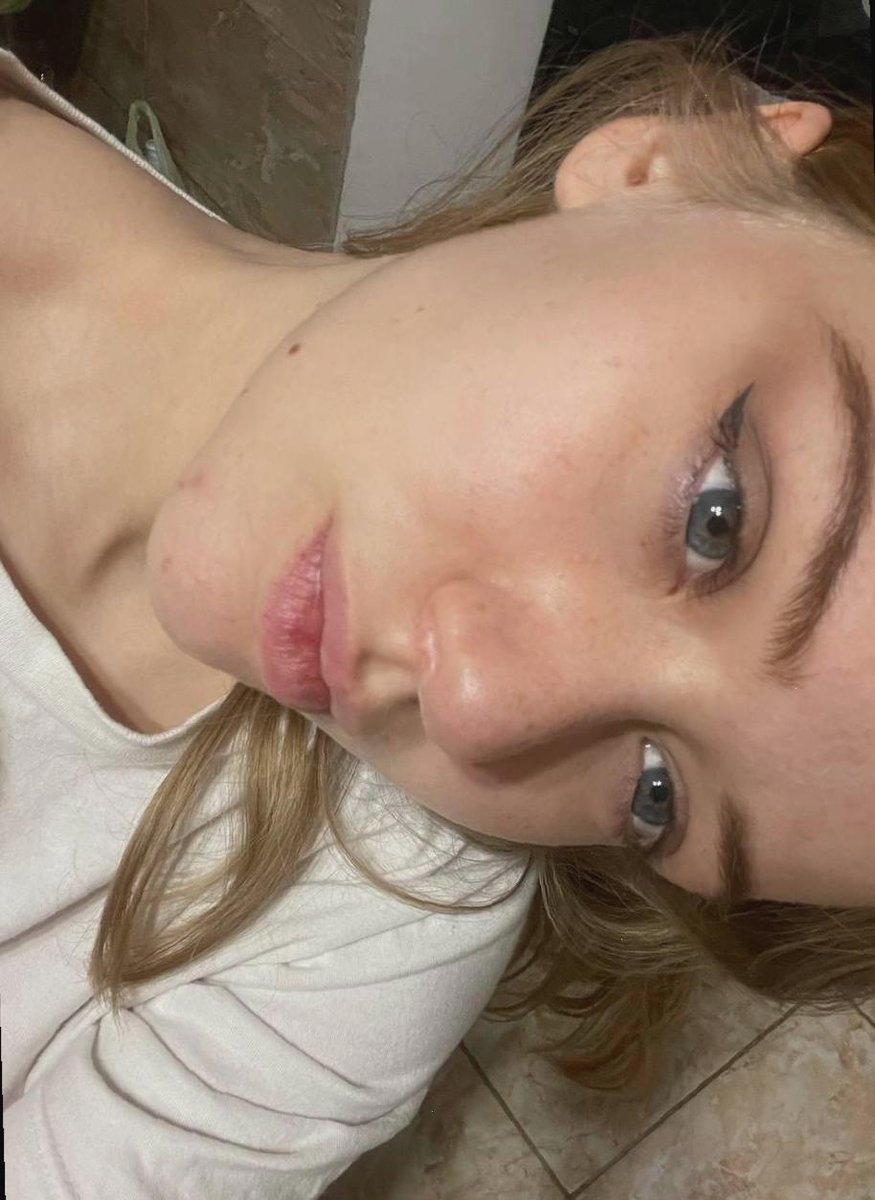 Model_6bce's tweet image. librarian by day, overthinker by night and during lunch