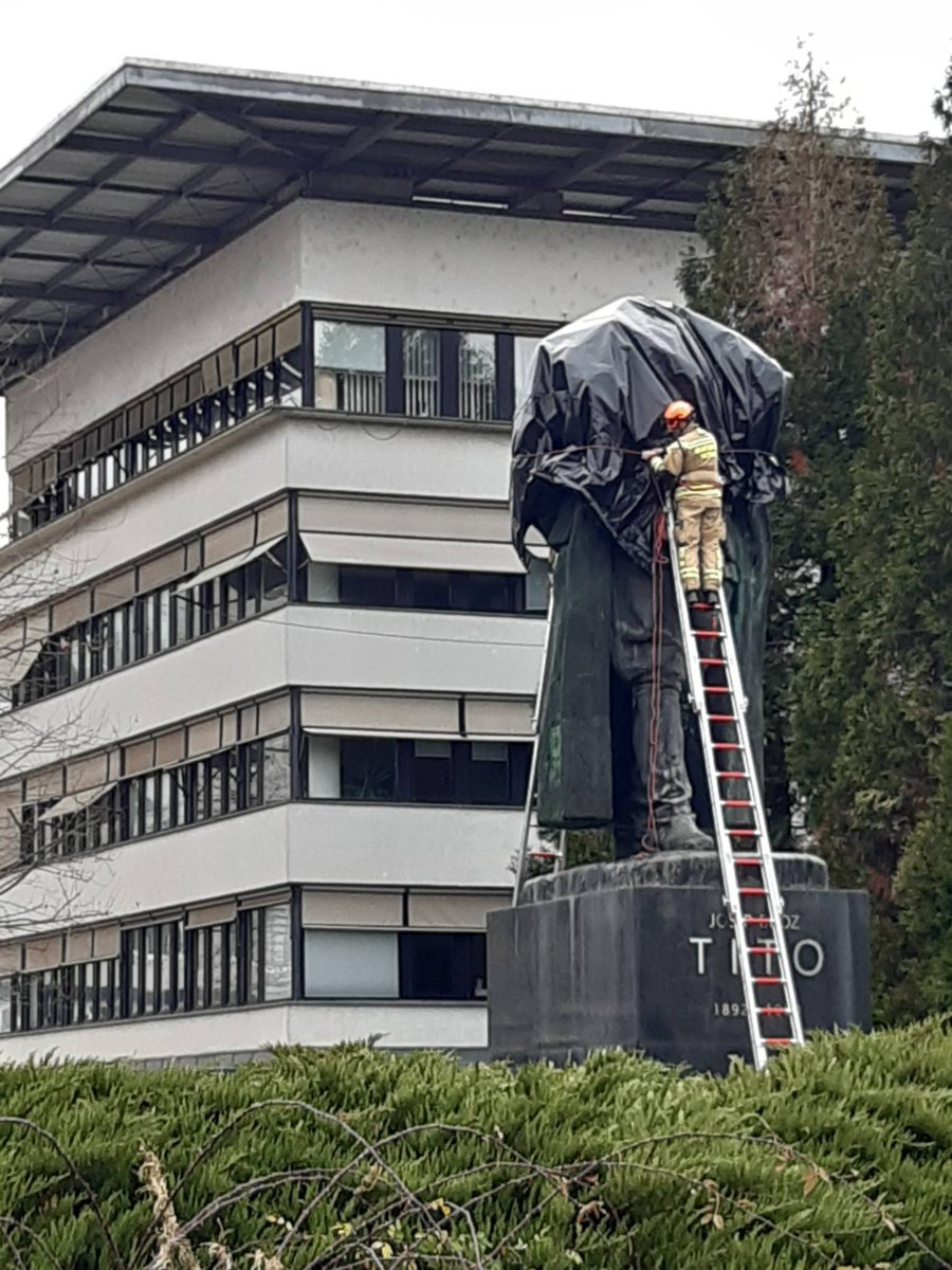 Kako je lahko en sam, odstranil s kipa glavo težko okoli 100 kg, na tej višini in s kakšnim orodjem brez, da bi ga opazili? Ni to nekje sredi ničesar. Kip so postavljali z avtodvigalom in tako naprej... Zanimivo. Morali bi ga, kot ostale spomenike revolucije, odstraniti že 1991.