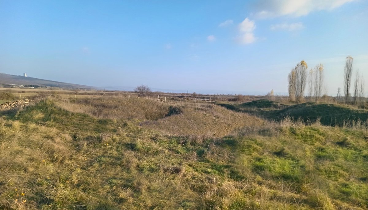 Antik şəhər ərazisində arxeoloji qazıntıları aparılmış hissələrdə təmizlik işləri görülür. Qoruğun abidə mühafizəşiləri tərəfindən qazıntıların ətraf hissələrində olan yabanı otlar və kol-koslar yığışdıralarq ərazi təmmiz görkəmə gətirilir. Tarixi-mədəni ərazimizi qoruyaq!