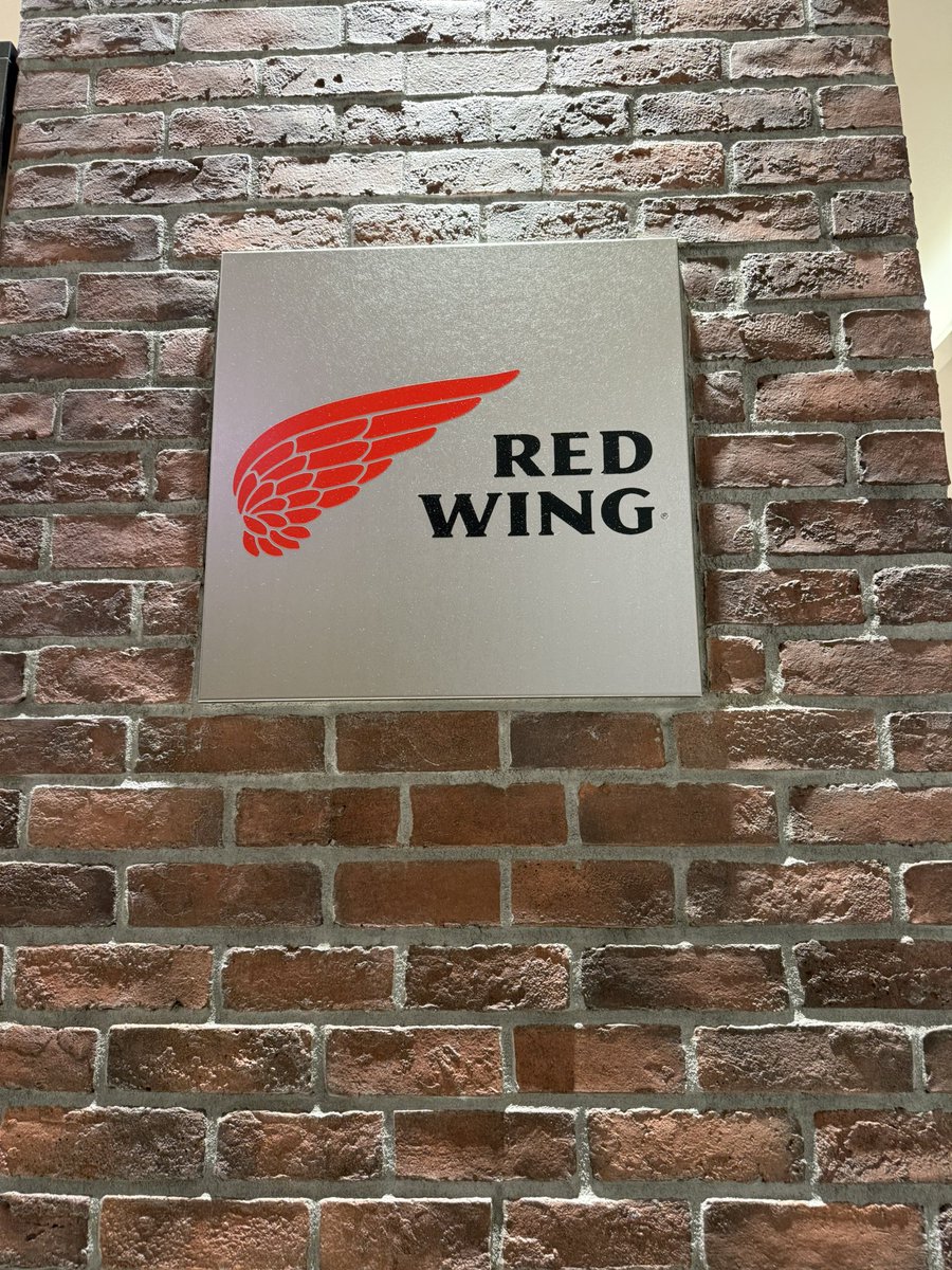 25歳になるセッターのクレープソールを張り替えに、みなとみらいのREDWINGへ

正規店で安心してお任せ。キレイになって戻っておいで〜
#REDWING
#みなとみらい