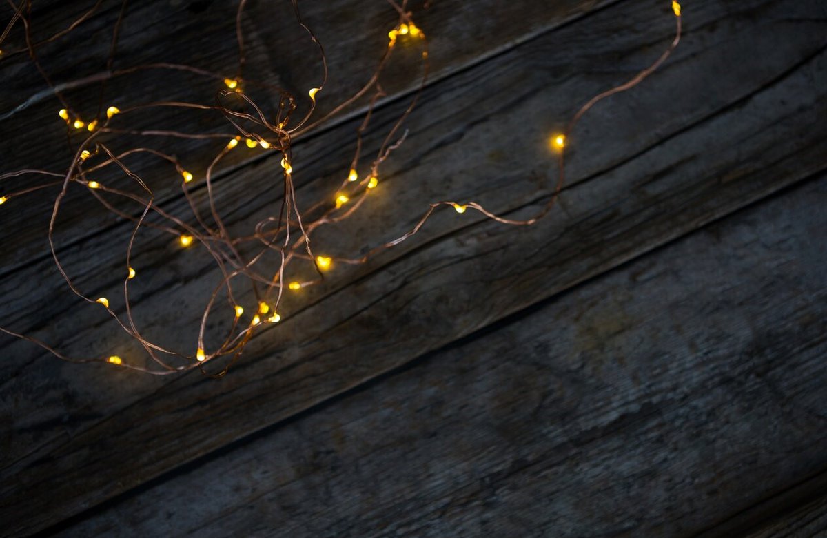 Moin, 6 Grad grau. Der Kaffee steht bereit, Twitter "X" auf. Vögel und Katzen versorgt. Für meine  Ma (95) die Lichterkette vor ihrem Fenster eingeschaltet. Werde ihr jetzt das Frühstück ans Bett bringen. Wünschen einen ruhigen entspannten 2ten Advent.☕️🕯️🕯️