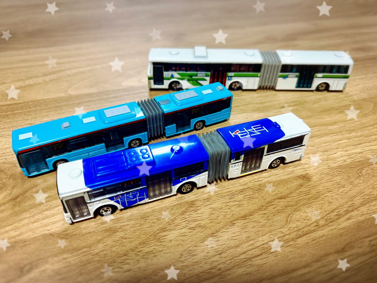 サンタさんプレゼントの一つ準備完了、、🎄
手前の廃盤になってる京成バスの連節バス？が本当に好きで教室で一番に取りに行くから母は探したさ、、🤶真ん中の連節バスはもう4本目くらいになる🚌