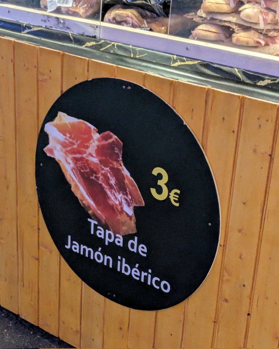 El mercat de Nadal del port de Barcelona és una experiència que no recomano a cap català: predomini del castellà i de l'anglès, menjar per a turistes, atraccions del Pare Noel i reggaeton sonant pels altaveus a tot arreu. El desarrelament fet mercat.