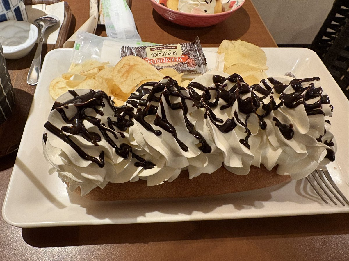 morinu's tweet photo. なんか大変なものを食べてしまった。
バナナクリームサンド。飲み物付きで1280円。
パンの部分だけで25cmくらいあるかな。
とにかくクリームが多くてバナナになかなかたどり着けなかった。
パンがバリッバリでうまかった。
#CafeMoco https://t.co/nbPkWG7TUz