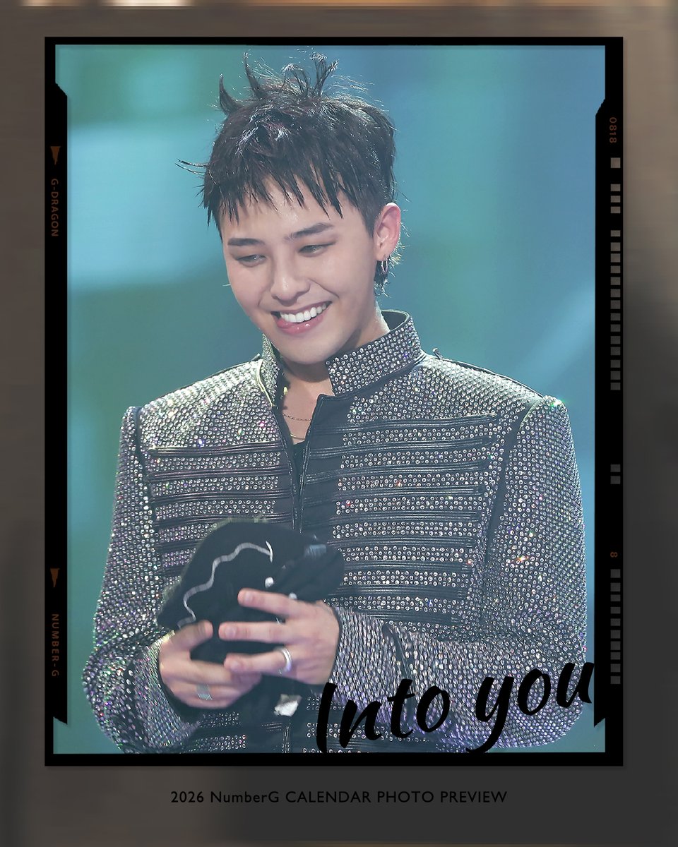 Number_GGG's tweet photo. calendar preview 

𝐈𝐧𝐭𝐨 𝐲𝐨𝐮
𝟤𝟢𝟤𝟨 𝖭𝗎𝗆𝖻𝖾𝗋𝖦 𝖲𝖾𝖺𝗌𝗈𝗇’𝗌 𝖦𝗋𝖾𝖾𝗍𝗂𝗇𝗀𝗌
© NumberG

🗓️𝐒𝐂𝐇𝐄𝐃𝐔𝐋𝐄
선입금기간 12월16일까지 연장합니다 

사진과 디자인은 미리보기용으로 변경 될수도 있습니다.
달력에서 보고싶은 넘버지 사진이 있다면
이 글(트위터&스레드)에 사진첨부,멘션주세요. 참고할게요! 

✦✦✦
カレンダー内部プレビュー

🗓️日程
先行入金期間の延長（〜12/16まで／8日間延長）

掲載している写真やデザインはプレビュー用のため、変更になる場合があります。
カレンダーに入れてほしいNumberGの写真があれば、
この投稿（Twitter＆Threads）に写真を添付してメンションしてください。
参考にさせていただきます！

✦✦✦
🗓️𝐒𝐂𝐇𝐄𝐃𝐔𝐋𝐄
Earlier payment period: 2025.11.27-12.16 (KST)
(until 12/16, extended by 8days)

The photos and design shown are for preview purposes and may be subject to change.
If there are any NumberG photos you would like to see included in the calendar, 
please attach the photo and mention me in this post (Twitter & Threads). 
I’ll take them into consideration!

✦✦✦
台历内页预览

🗓️先入金汇款期间延长（至 12/16，共延长8天）

照片与设计皆为预览用，之后可能会有所变动。
如果有希望放入台历的 NumberG 照片，请在这篇贴文（Twitter & Threads）附上照片并艾特我，我会参考的！