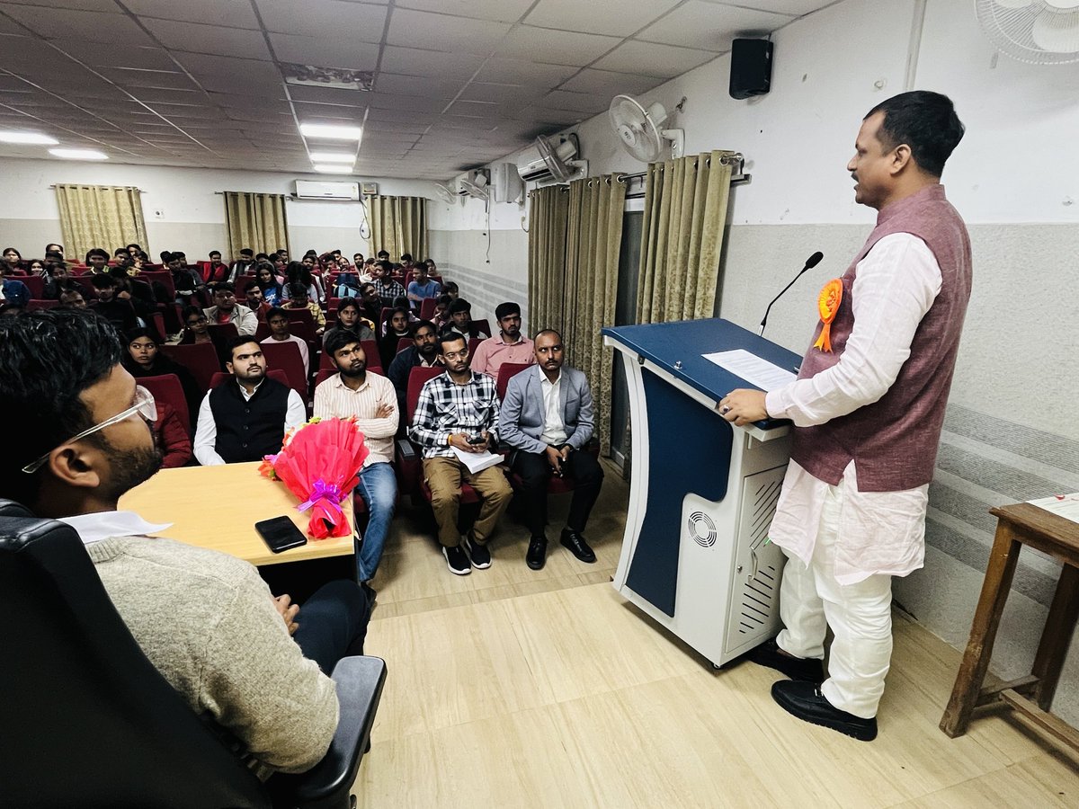 AwadhSfd1992's tweet photo. SFD Lucknow University held a speech competition on Mahaparinirvan Diwas of Dr. B.R. Ambedkar. Students spoke on Babasaheb’s ideals of education &amp; social justice.Chief Guest, Zonal organising secretary of ABVP ,Shri @iGhanshyamShahi ji  felicitated participants.
@SFDIndiaOrg https://t.co/wpRPAnySa7