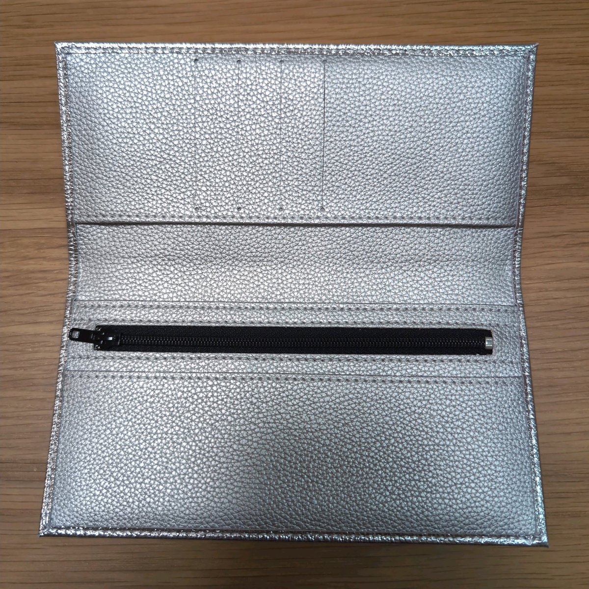 皇居財布がトレンドに|ू•ω•)ﾁﾗｯ 銀と黒、愛用しています✨ 皇居まで