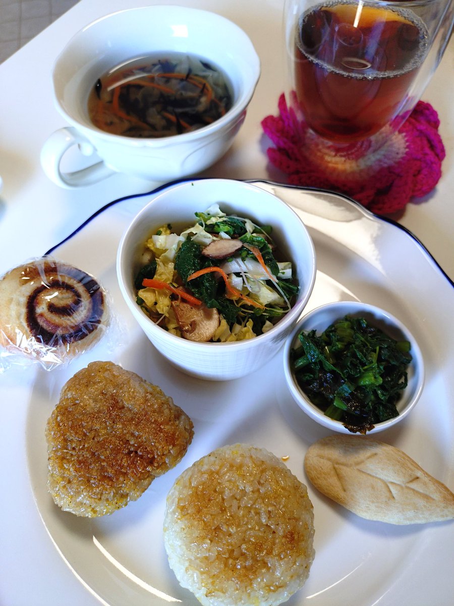 mu240207's tweet image. あゆさん@sunnysideup2419 お手製ランチプレート✨
焼おにぎり2種
季節のお野菜とマッシュルームのサラダ
大根葉と海苔の和え物
粒そばとひじきのスープ
あゆさんのいとこさんのお手製シナモンロール

野菜の切り方から全てが美しくて美味しい🥹
ごちそう様でした🙇✨💕