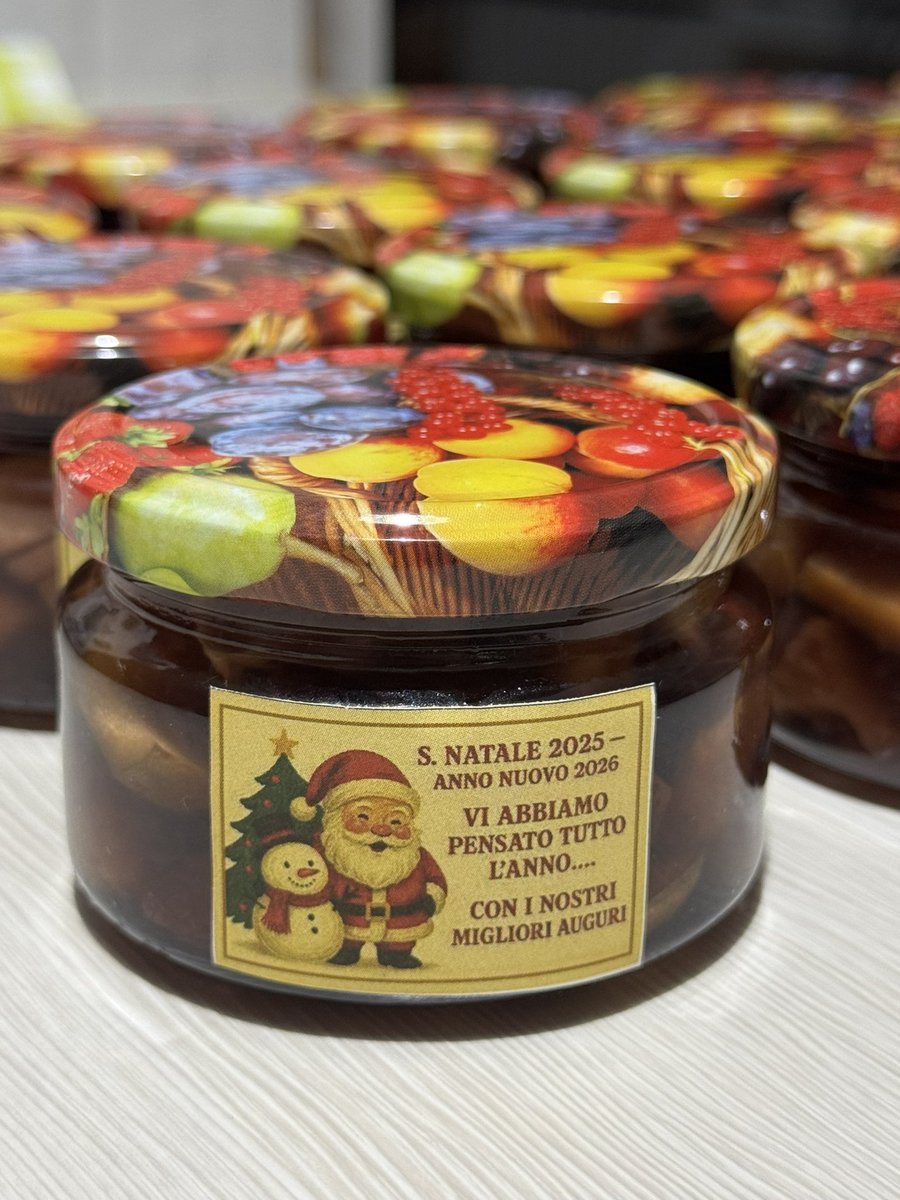 missaglia_sara's tweet photo. Che profumo ha un anno di attese? ๐๐๐
Il Rumtopf รจ il mio rito lento: frutta scelta mese dopo mese, tempo, pazienza e un pizzico di magia.
Oggi รจ pronto per diventare regalo di Natale โค๏ธ
#rumtopf #homemade #natale #regalidinatale #wineandaffine
@wineandaffine https://t.co/0gdOhZXwoR