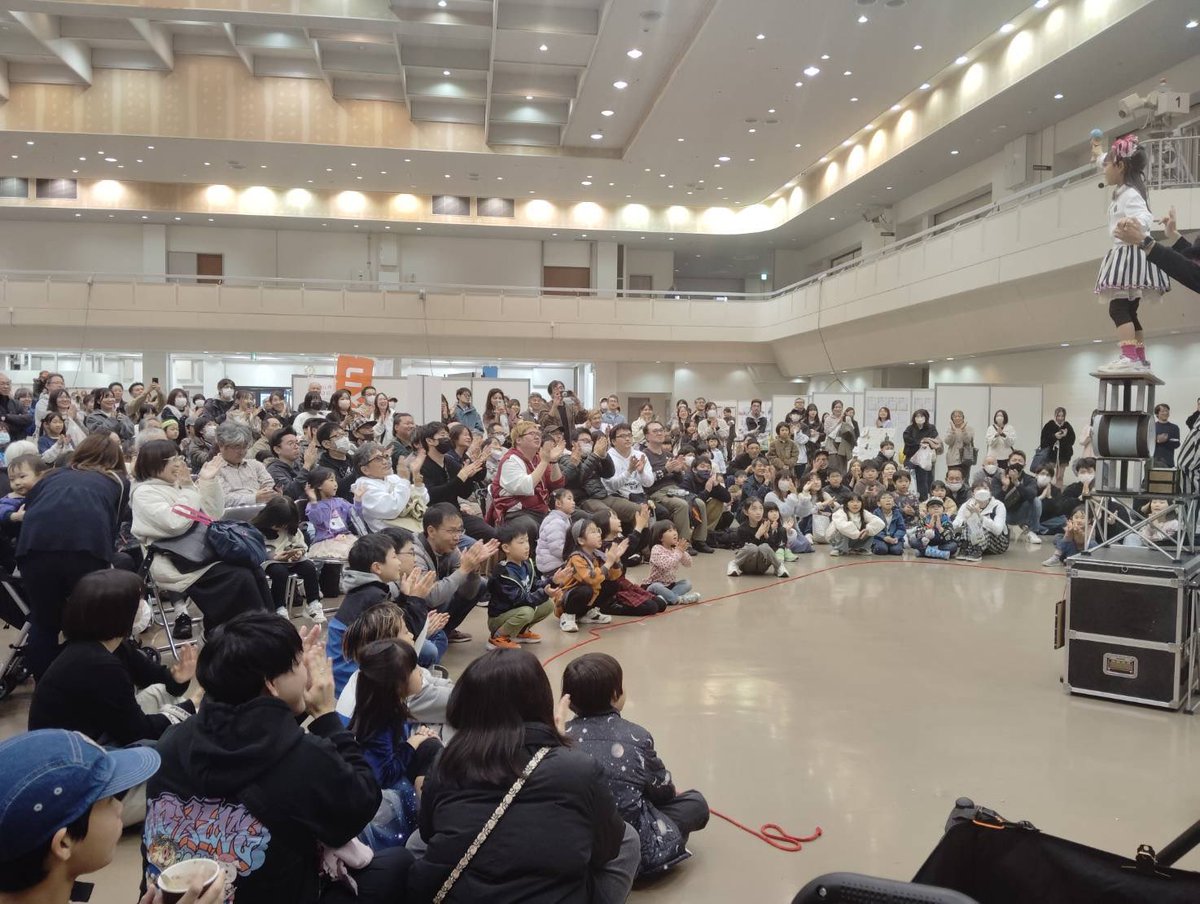 Lukekuru2's tweet photo. セイダイフェスタ2025終わりました！
石川の冬は寒いけど、お客様はあったかい！
ご覧いただきました皆様、手厚い対応して頂きましたスタッフの皆様ありがとうございました！
またぴかりんファンのみなさんもいっぱい見にきてくれてうれしかったです！
#大道芸人ルーク
#大道芸人ぴかりん https://t.co/rfpUwdhMsd