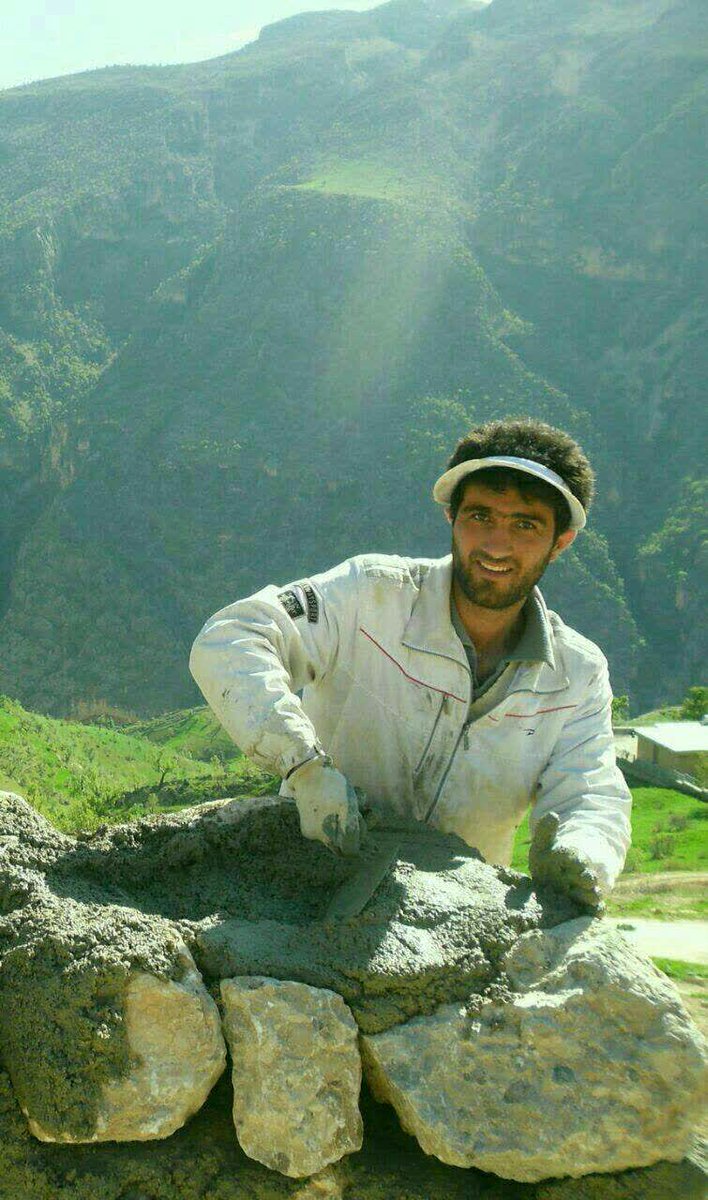 دانشجویی‌که‌درروزدانشجو‌درسوریه به شهادت‌رسید

🍃محل تحصیل : دانشگاه آزاد اسلامی واحد شهر مجلسی 
🌷 مهندس‌
#شهیداحمدقاسمی‌کرانی  
متولد دوم اردیبهشت سال 1369 در روستای کران از توابع شهرستان فارسان همزمان با ولادت رسول اکرم(ص) متولد شد....
