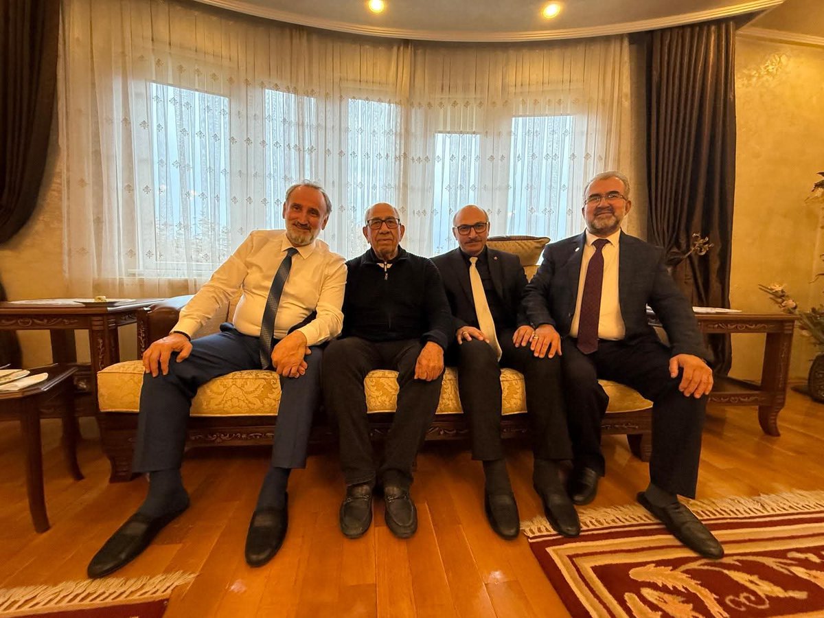 Gaziantep'e gelmişken bir dönem Şehitkamil belediye başkanlığımızı ve milletvekilliğimizi yapmış değerli büyüğümüz Mehmet Bozgeyik  ağabeyimizi hanelerinde ziyaret edip hayır dualarını aldık. Cenabı Allah'tan hayırlı, sağlıklı bir ömür diliyorum.

Ümit Çebi 
Mehmet Karalar