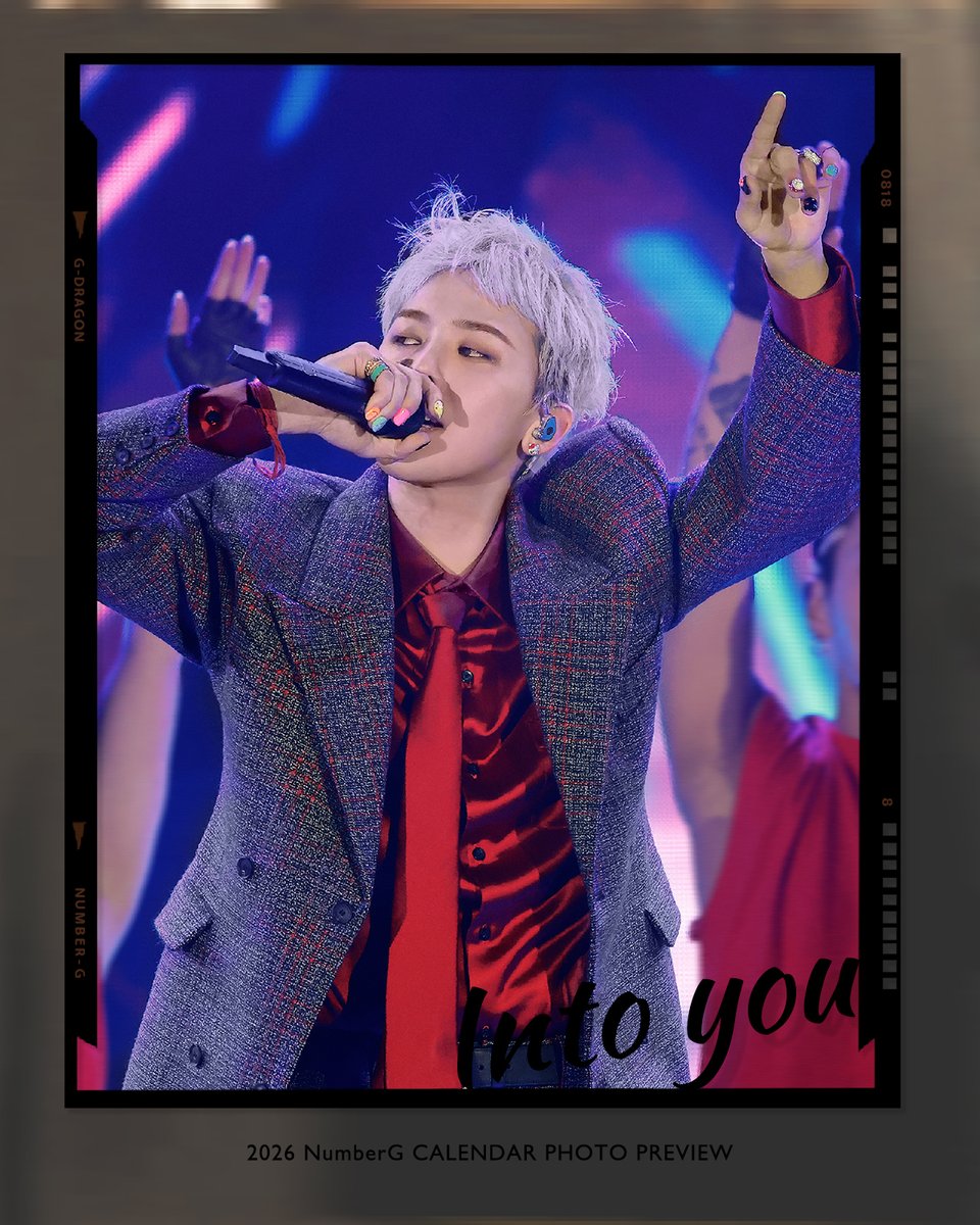 Number_GGG's tweet photo. calendar preview 

𝐈𝐧𝐭𝐨 𝐲𝐨𝐮
𝟤𝟢𝟤𝟨 𝖭𝗎𝗆𝖻𝖾𝗋𝖦 𝖲𝖾𝖺𝗌𝗈𝗇’𝗌 𝖦𝗋𝖾𝖾𝗍𝗂𝗇𝗀𝗌
© NumberG

🗓️𝐒𝐂𝐇𝐄𝐃𝐔𝐋𝐄
선입금기간 12월16일까지 연장합니다 

사진과 디자인은 미리보기용으로 변경 될수도 있습니다.
달력에서 보고싶은 넘버지 사진이 있다면
이 글(트위터&스레드)에 사진첨부,멘션주세요. 참고할게요! 

✦✦✦
カレンダー内部プレビュー

🗓️日程
先行入金期間の延長（〜12/16まで／8日間延長）

掲載している写真やデザインはプレビュー用のため、変更になる場合があります。
カレンダーに入れてほしいNumberGの写真があれば、
この投稿（Twitter＆Threads）に写真を添付してメンションしてください。
参考にさせていただきます！

✦✦✦
🗓️𝐒𝐂𝐇𝐄𝐃𝐔𝐋𝐄
Earlier payment period: 2025.11.27-12.16 (KST)
(until 12/16, extended by 8days)

The photos and design shown are for preview purposes and may be subject to change.
If there are any NumberG photos you would like to see included in the calendar, 
please attach the photo and mention me in this post (Twitter & Threads). 
I’ll take them into consideration!

✦✦✦
台历内页预览

🗓️先入金汇款期间延长（至 12/16，共延长8天）

照片与设计皆为预览用，之后可能会有所变动。
如果有希望放入台历的 NumberG 照片，请在这篇贴文（Twitter & Threads）附上照片并艾特我，我会参考的！