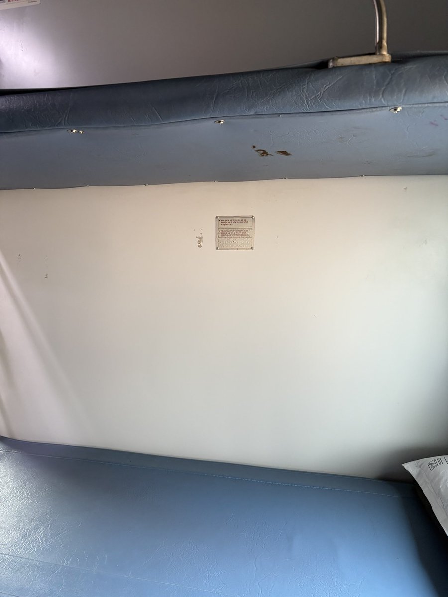 pradeeppandey's tweet photo. @indianrailway__ #IndianRailways train 12792 2nd AC the seat distance between lower and upper berth is not even 6ft !! Can’t even sit properly sadly am 6’1”.. it really sucks, why are citizens taken for ride ?? Toilets also not clean https://t.co/NOXgXFOtk2