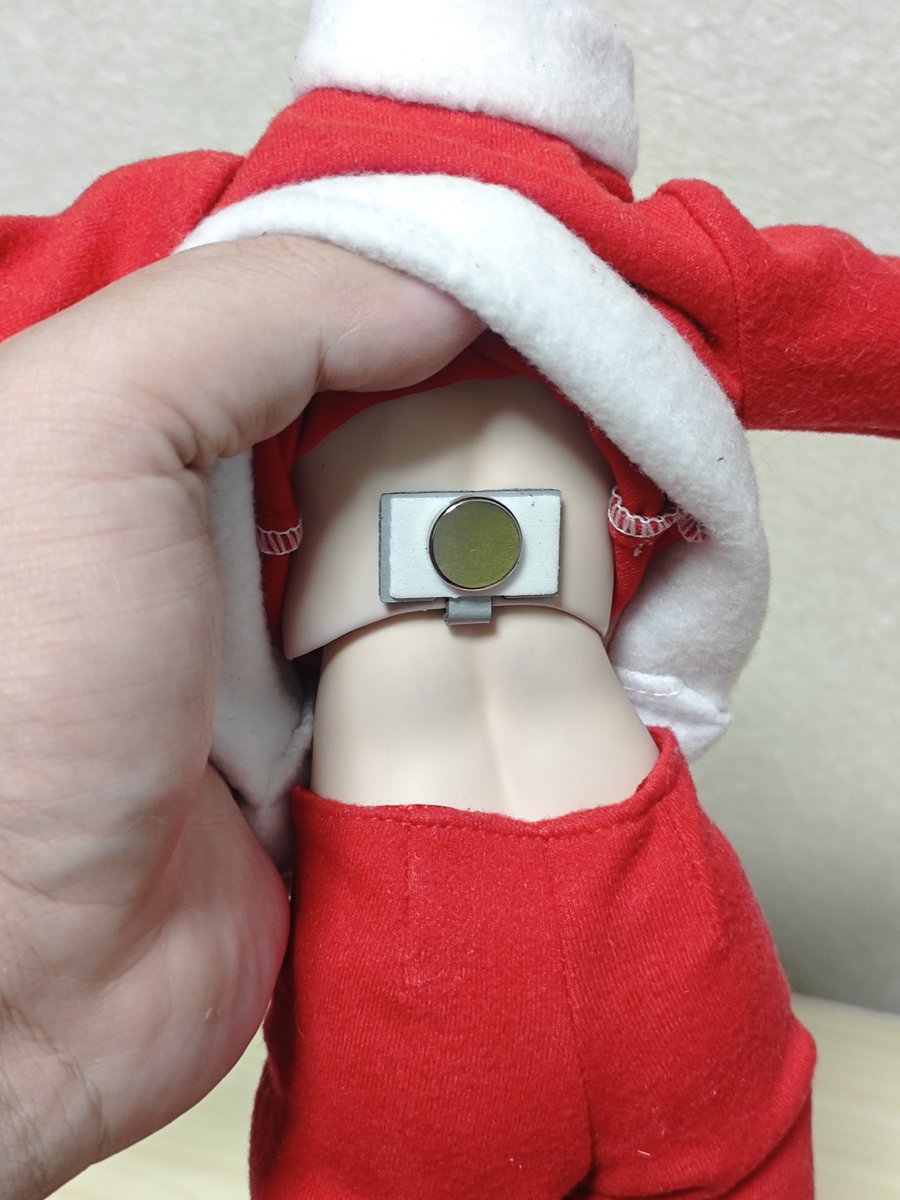 DAISOのクッション付きコードフックと磁石で、1分あればボティに磁石がつく……！！時間をもう少しかければ余った粘着テープにセメダインなどを塗って服に引っ付かないようにしつつ磁石の横方向へのズレを防止できる。→つづく
#ドールライフハック