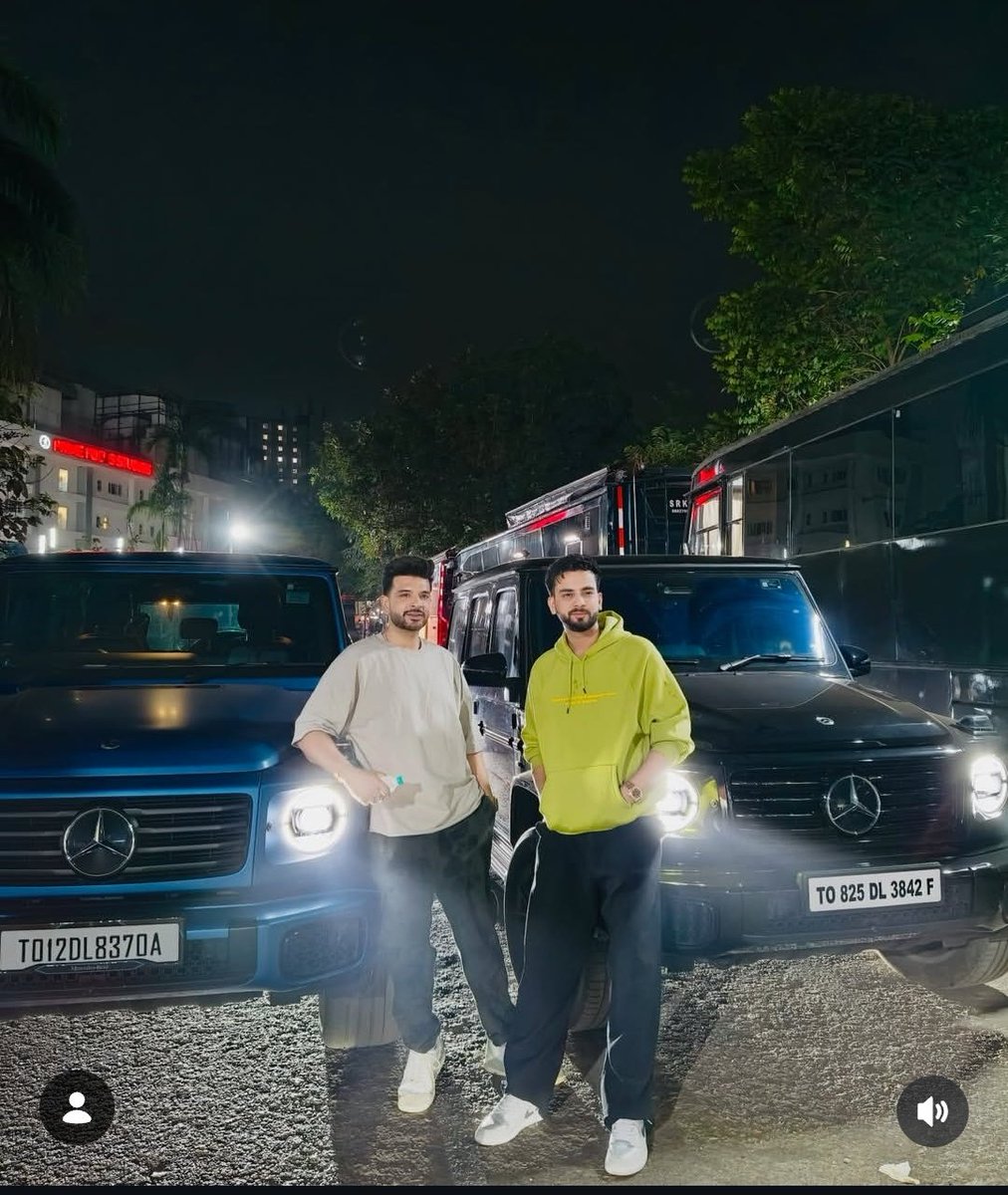 Cameraman, come out bro we need to talk 🤬
#ElvishYadav