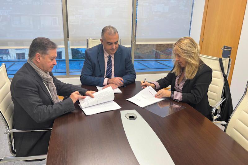 👉🏼 Gobierno y trabajadores de Gesvican suscriben el primer convenio colectivo propio de la empresa pública

El consejero <a href="/media_roberto/">Roberto Media</a> asegura que este documento supone un hito importante en la gestión y condiciones laborales de su plantilla ℹ️➡️ bit.ly/3XIHXSi