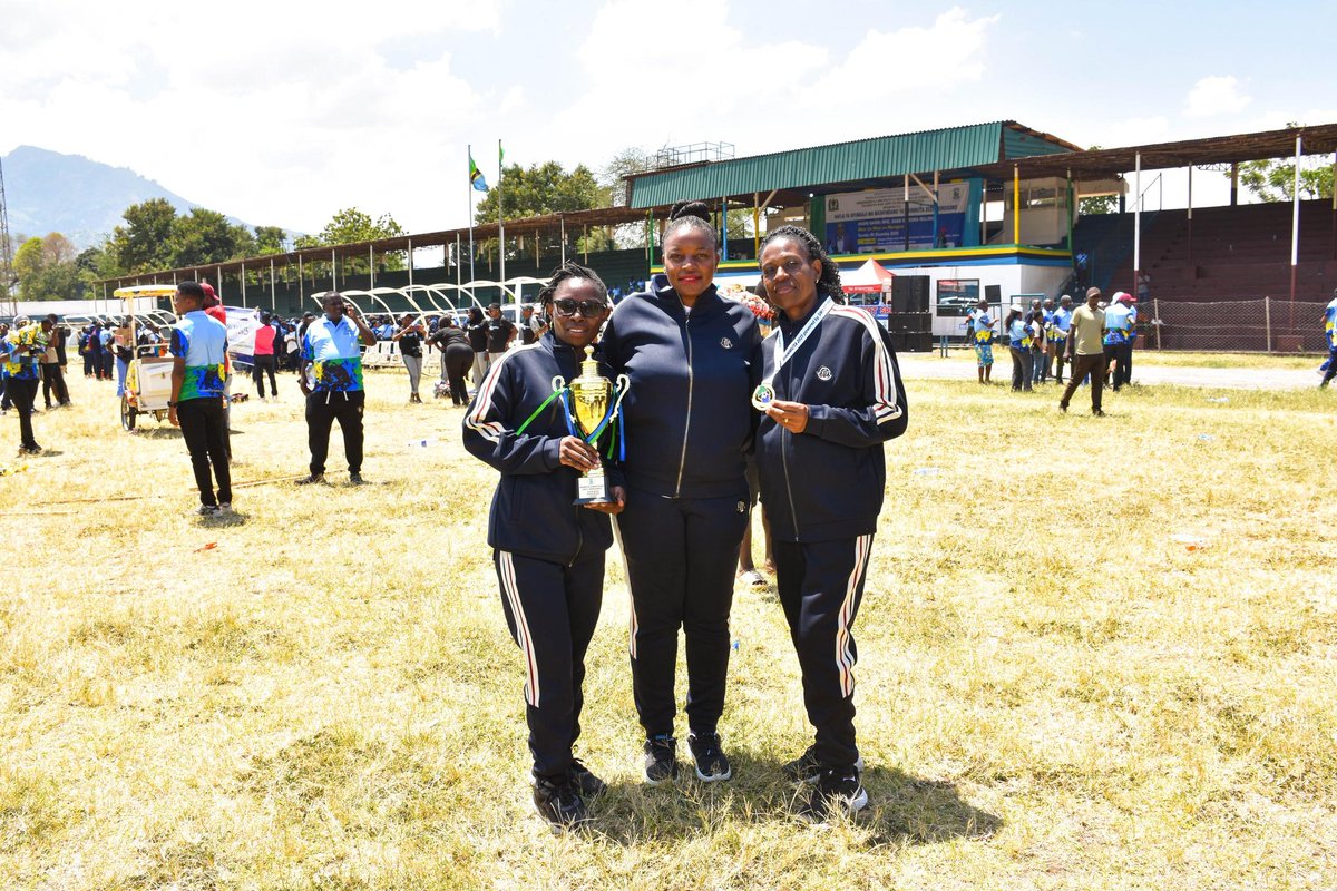 Mkuu wa Mkoa wa Morogoro,Mh. Adam Malima amewakabidhi zawadi watumishi wa <a href="/Gcla1895/">Mamlaka ya Maabara ya Mkemia Mkuu wa Serikali</a> walioibuka washindi katika michuano ya SHIMMUTA 2025.Medali ya Dhahabu kwa Martha Msolla kwa kuwa mshindi wa kwanza mbio za mita 100 kwa wanawake wenye umri wa miaka 50.Kombe kwa  Sholastica Hyera