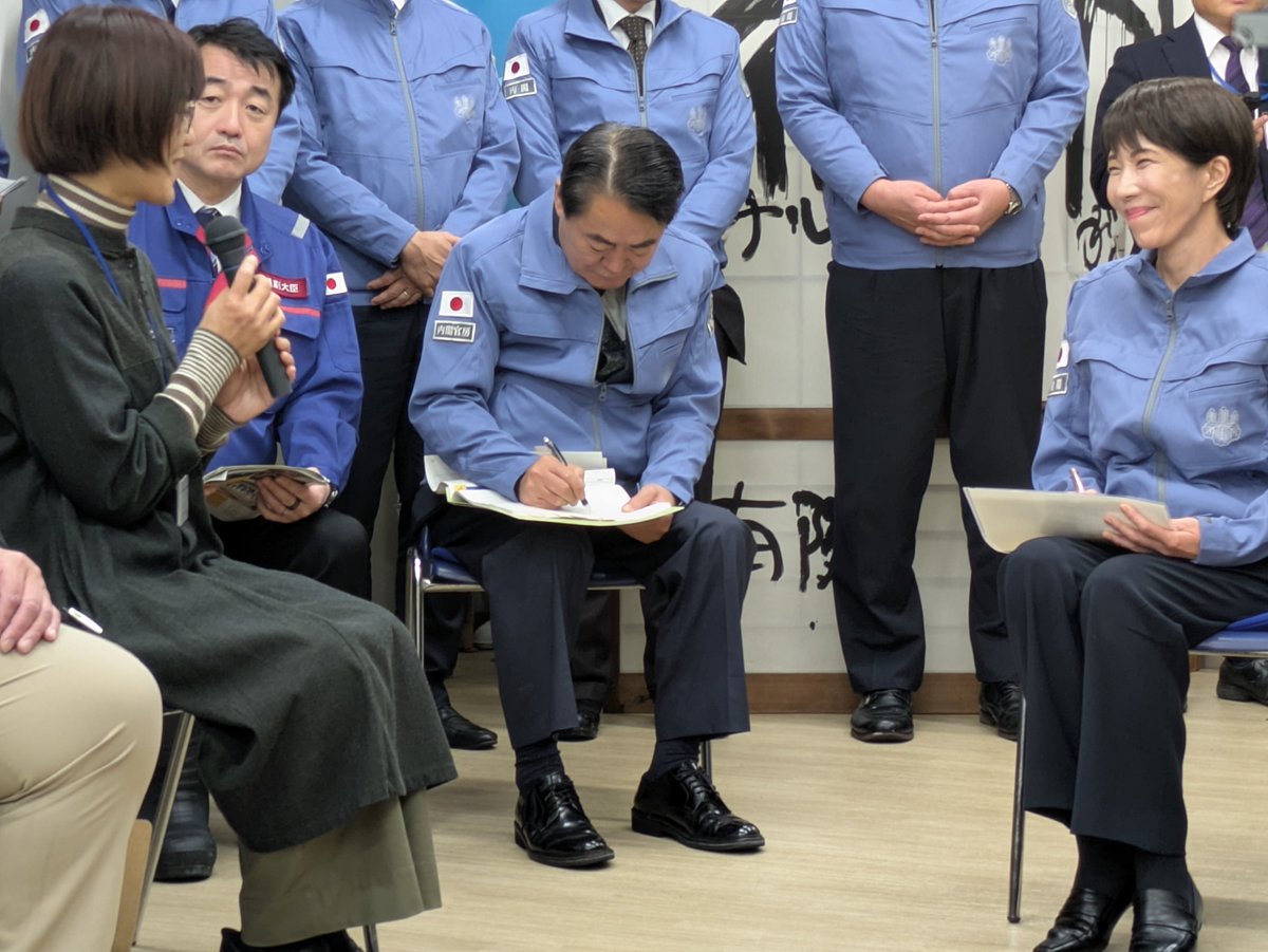takaichi_sanae's tweet photo. 今日は、石川県珠洲市、輪島市、穴水町、七尾市を訪問し、能登半島地震・奥能登豪雨でお亡くなりになられた方々に哀悼の誠を捧げるとともに、復旧・復興の状況を確認してまいりました。

地震から間もなく２年、豪雨から間もなく１年３か月が経過します。
しかし、海岸線に延々と続く崩落の爪痕、道路の随所に残る段差や池のような水溜り、目の前に荒涼とした光景が広がる火災現場。
未だ復旧・復興が緒に就いたばかりであることを、強く実感しました。

他方で、数々の苦難を越え、逞しく前向きに歩んでおられる多くの方々とも出会いました。
復興のため働いて働いて働くと仰ったご店主。
自作のキーホルダーやキーチェーンやステッカーを販売し、売上全額を被災地支援に寄付する取組をしている珠洲市立大谷小中学校の生徒さん達。
私から激励を申し上げるつもりが、逆に私の方が「体を大事にしてよ」「頑張ってね」とお励ましのお言葉を賜る場面が度々ありました。

珠洲市の応急仮設住宅では、子供さんからご高齢の方まで、多くの住民の皆様が迎えて下さいました。
にわか雨に遭いましたが、出発の時には晴れ間が広がり、手を振られる住民の皆様の頭上に大きな虹が！
青い空に弧を描く七色の虹に、能登の明るい未来を重ね合わせ、一日も早い復旧・復興への決意を新たにしました。

そして、明日からは再び「国会ウィーク」です。
国民の皆様の安全・安心を少しでも早く確保することが欠かせません。
それゆえの「危機管理投資」を含む、大事な補正予算案の審議が、いよいよ始まります。
与野党の皆様と有意義な議論を交わし、成立を期してまいりたいと思います。
