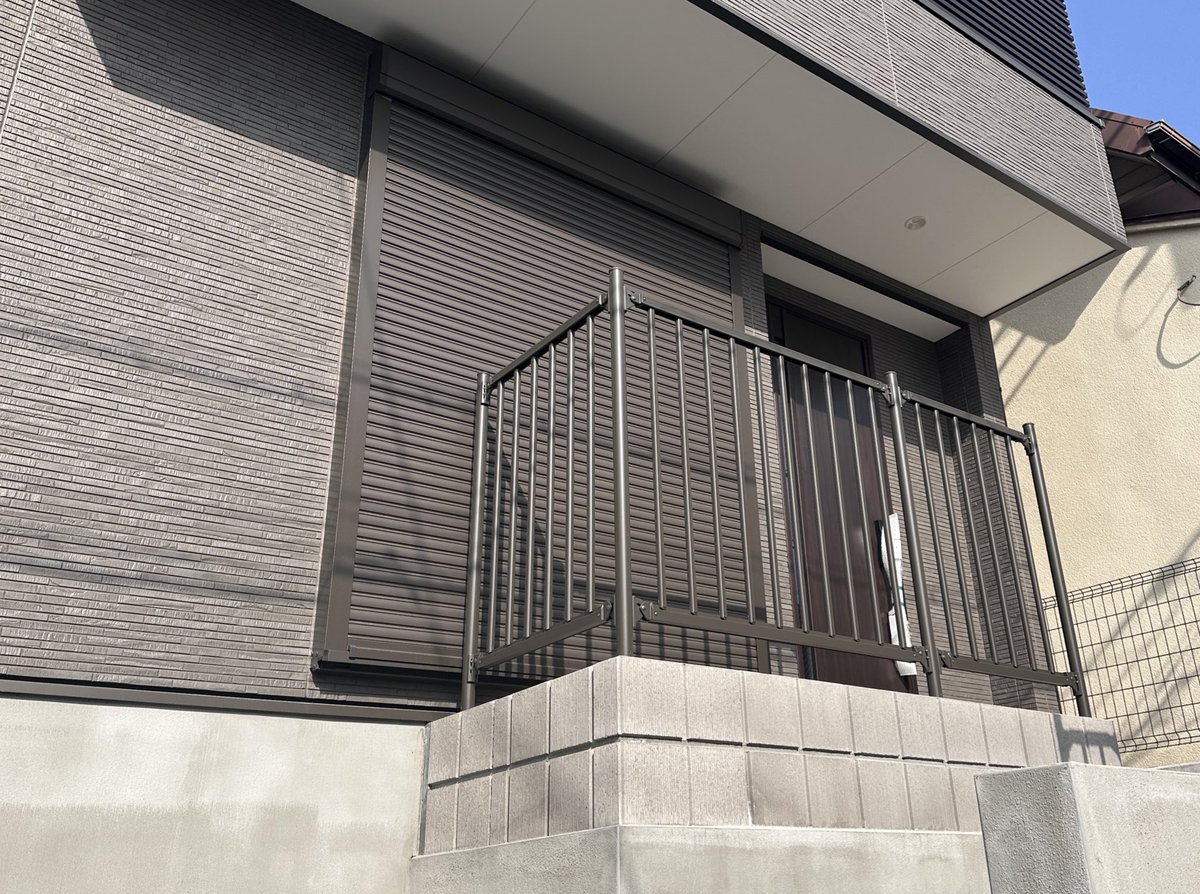 yoopeePP's tweet photo. 現調した隣の建売
リビング？の窓開けたら子供・犬は落ちる設計
誰がこんな家買うんだか😇 https://t.co/pd5raTTSee