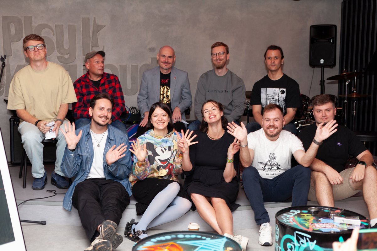 Концентрация классности и подлодочности на этом фото просто зашкаливает! 

Ведущие <a href="/PodcastPodlodka/">Podlodka Podcast</a> (+ <a href="/igrekde/">Egor Tolstoy</a> мысленно с нами 🥲) и наши кипрские гости — Саша Куликов, <a href="/pjBooms/">Nikita Lipsky</a>, <a href="/_bravit/">Виталий Брагилевский</a> , <a href="/Rational_Answer/">Павел Комаровский</a> и <a href="/Suvitruf/">Andrei Apanasik (🐱, 🔪,геймдев и игры)</a>, и все на любимом острове! 

18 выпусков в сумме на всех