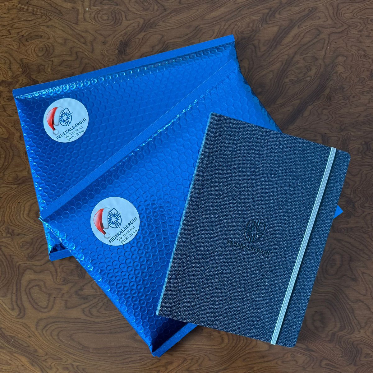 Puntuale come ogni anno, a Natale arriva il taccuino di Federalberghi. 🎄 

Nato nei giorni bui del lockdown, per scaldare il cuore in attesa di poter ritornare ad accogliere viaggiatori e turisti, è diventato un compagno fedele delle nostre vacanze e dei nostri viaggi di lavoro.