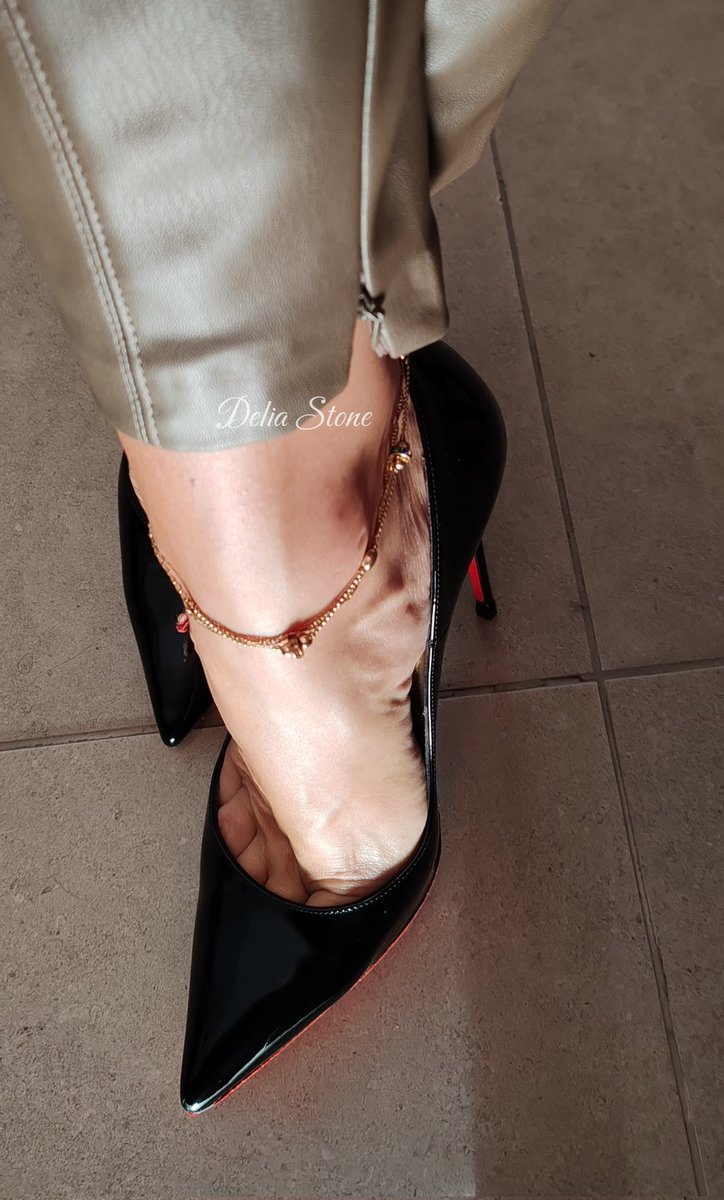 D_DeliaStone's tweet photo. When the heel rises, the imagination follows. 🖤🔥
@LouboutinWorld
#louboutins #sokate #blackstilettos #highheels #heelslover #stilettoaddict #redsoles #footfetish #archlover #footwearfashion https://t.co/cH4Wr38bTd