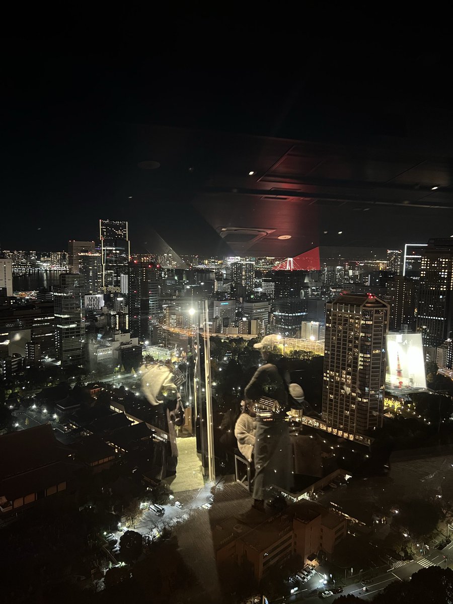 motthy2's tweet photo. 東京タワーのメインデッキというところなう
です。
(まだうえがあるが行かない)

ビルに映る東京タワーと
右上に薄ら見える多分レインボーブリッジ
の写真です。 https://t.co/7zCkTbCpUG