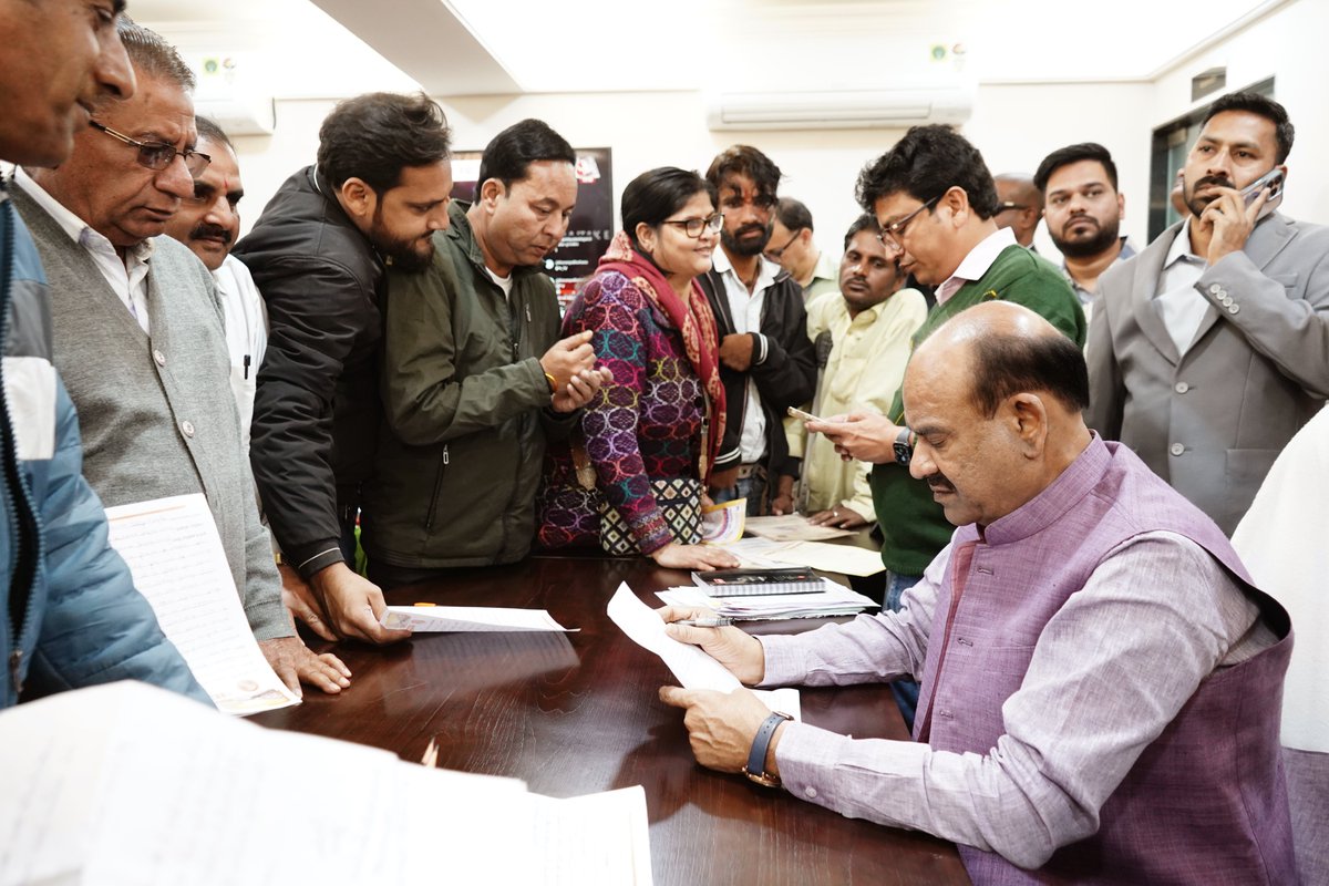 ombirlakota's tweet photo. संसदीय क्षेत्र कोटा स्थित कैंप कार्यालय पर क्षेत्रवासियों से मिलकर उनकी समस्याओं और सुझाव को सुना। हमारा प्रयास है कि हर व्यक्ति की बात संवेदनशीलता से सुनी जाए और त्वरित व प्रभावी कार्रवाई सुनिश्चित हो। प्रत्येक प्रकरण पर अधिकारियों को आवश्यक निर्देश दिए हैं, ताकि लोगों की परेशानी बिना देरी के दूर हो सके।

#kota
#Bundi