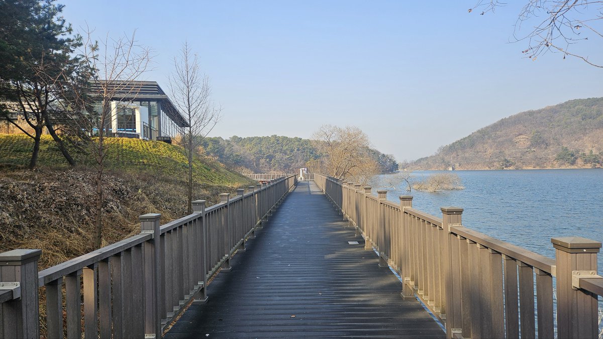 오랜만에 호숫가를 산책했어요. 좋았음! 😀
#호수 #산책